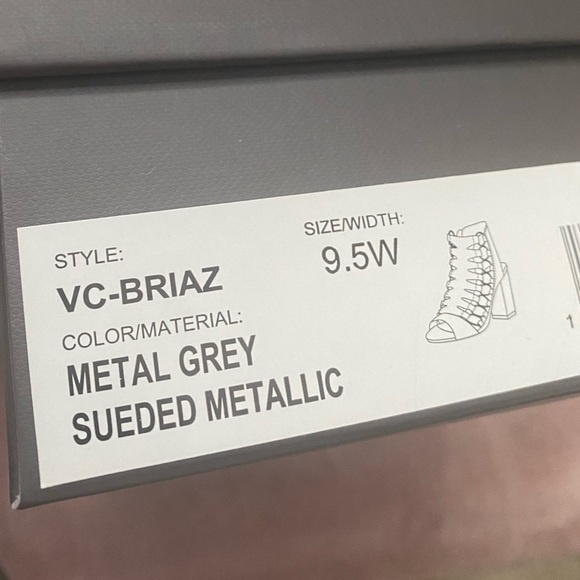 Vince Camuto Silver Metallic Leather Sandals NIB - Picture 4 of 4